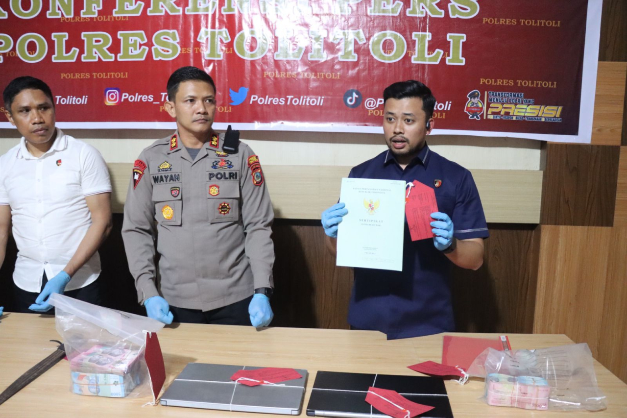 Kapolres Tolitoli AKBP Wayan Wayracana Aryawan, S.I.K., saat menggelar jumpa pers dalam ungkap kasus penyalahgunaan dana desa yang melibatkan mantan oknum kades dan bendahara desa (foto : penmasrestolitoli/asri_beritaformat.com)