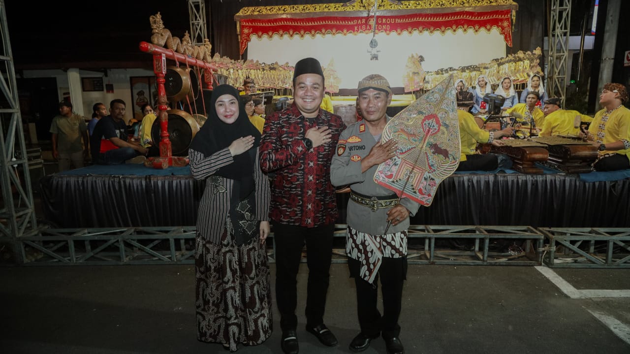 Kapolres Jombang AKBP Ardi Kurniawan, bersama Ki Dalang AKP Sartono saat gelaran wayang kulit dalam rangka peringatan HUT Bhayangkara ke-79 (foto : sulistyowati_beritaformat.com)