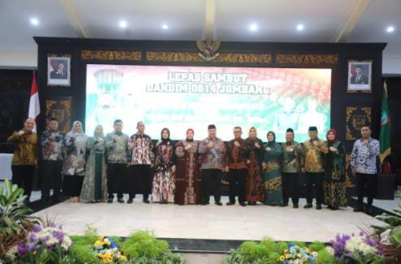 Dandim Jombang, Letkol Kav. Diky Prasojo, S.H.,M.Han berikan sambutan perdana acara pisah sambut Dandim Jombang (foto : sulistyowati_beritaformat.com)