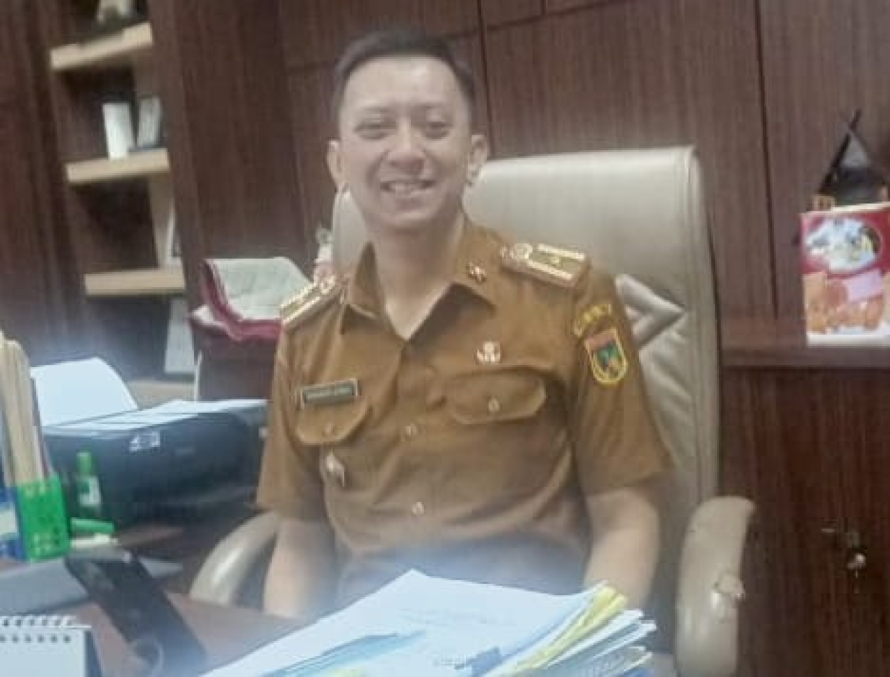 Kepala Samsat Kota Palu, Yudi, saat menjelaskan tentang penarikan pajak kendaraan kepada awak media di ruang kerjanya (foto : ashari_beritaformat.com)