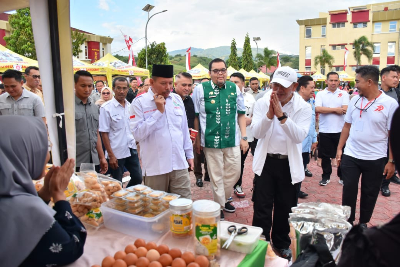 Kapolda Sulteng Irjen Pol Agus Nugroho saat mengunjungi salah satu stand UMKM peserta semarak bhayangkara (foto : asri_beritaformat.com)