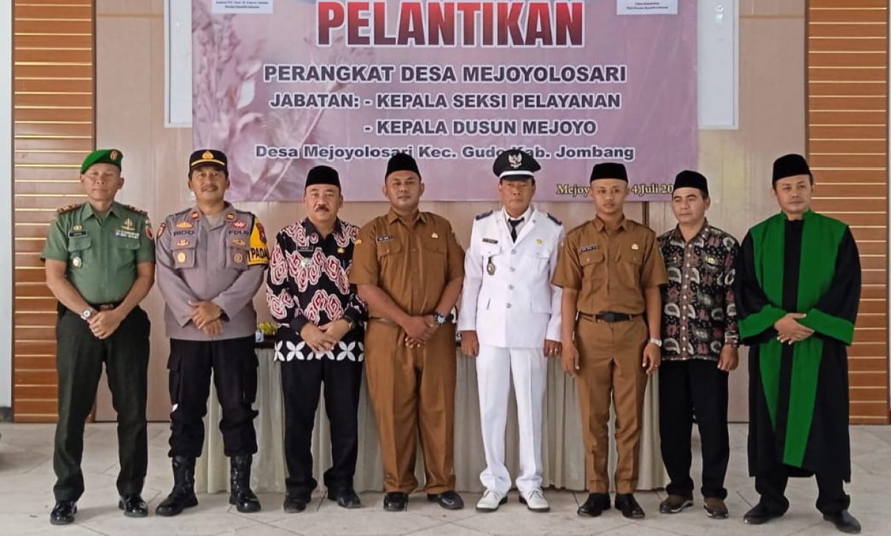 Dua perangkat Desa Mejoyolosari yang baru saja dilantik bersama Kepala Desa dan jajaran Forkopimcam Gudo (foto : sulistyowati_beritaformat.com)