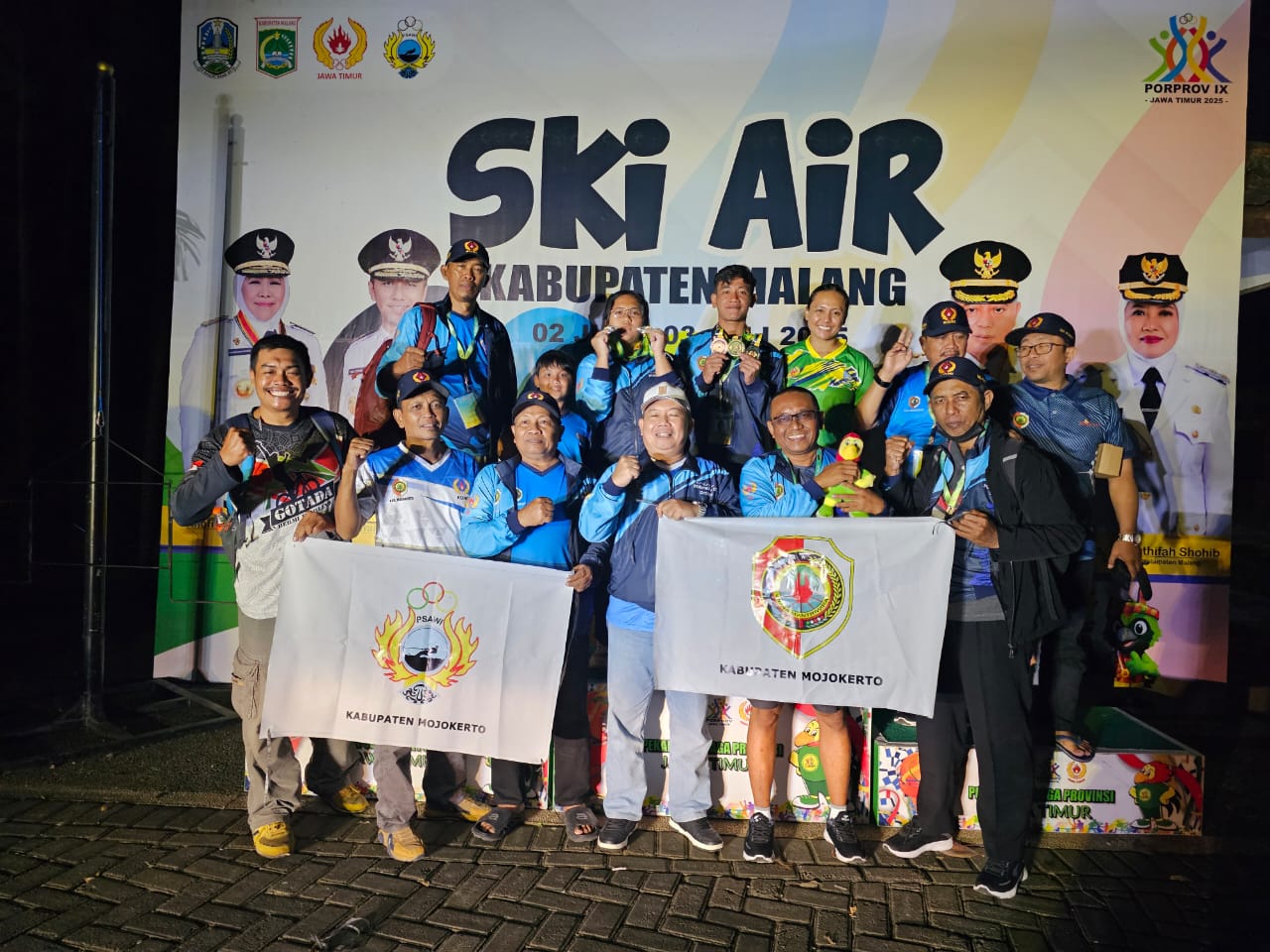 Tim Sky Air Kabupaten Mojokerto yang berhasil meraih 5 medali dalam kejuaraan Sky Air Porprov Jatim IX 2025 di Malang (foto : hartono_beritaformat.com)