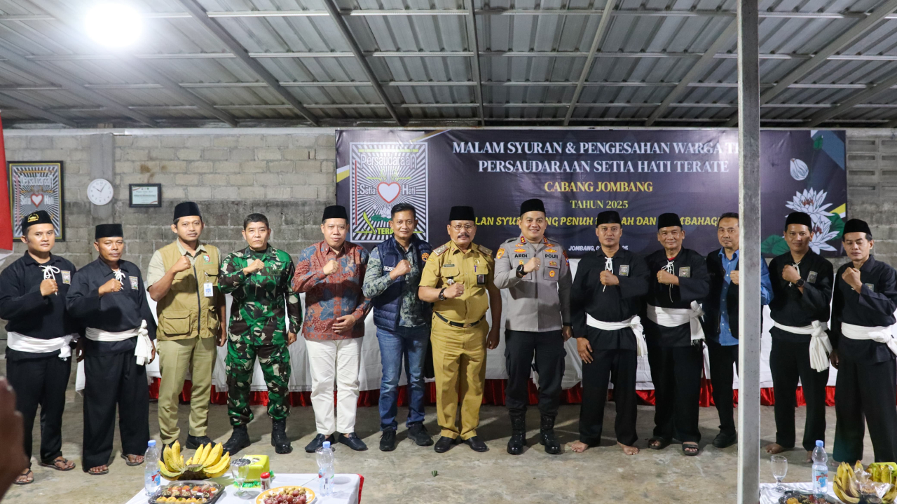 Sinergitas Polres Jombang saat agenda pengesahan warga baru Perguruan Silat Setia Hati Teratai (foto : sulistyowati_beritaformat.com)