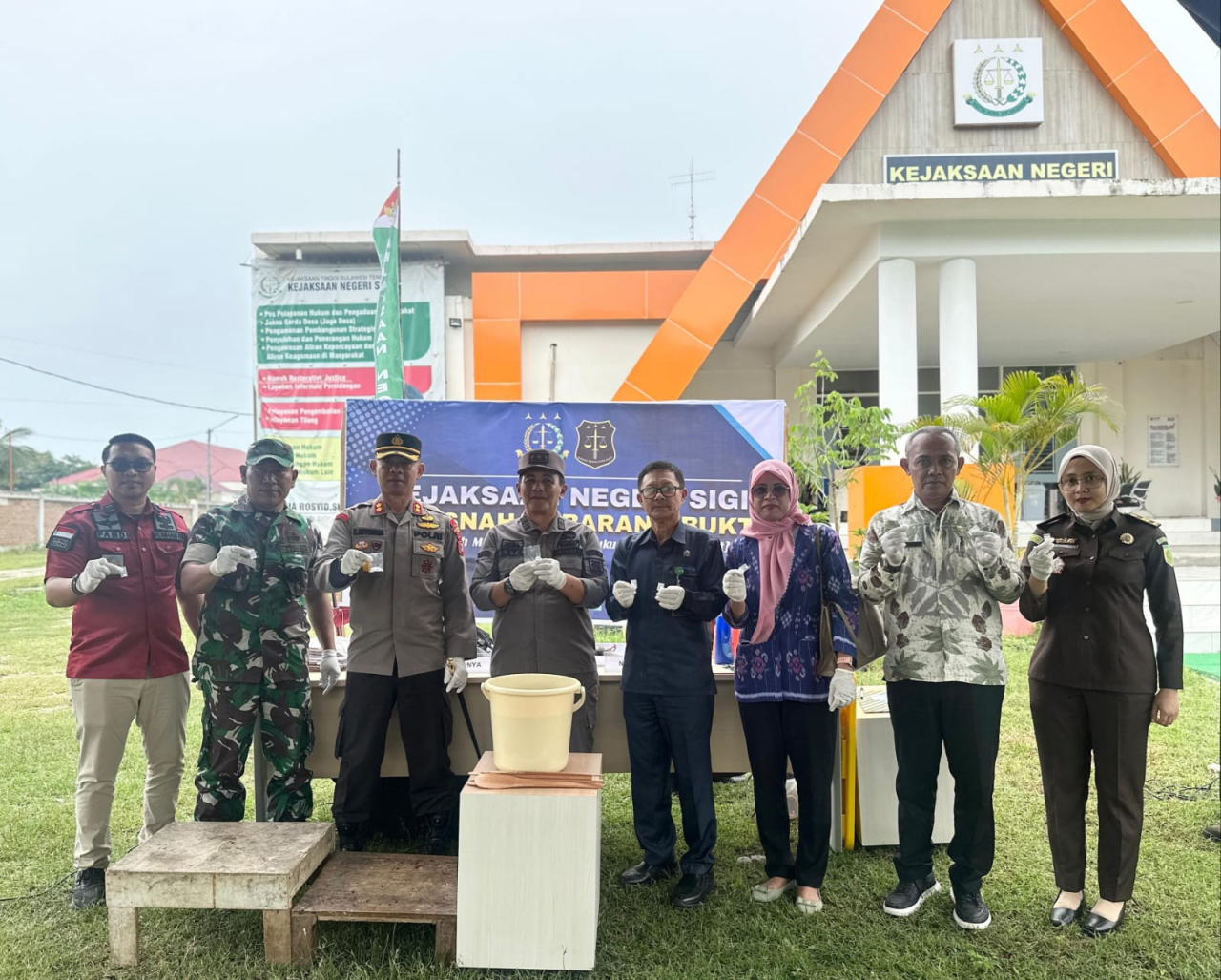 Kajari Sigi, M. Aria Rosyid didampingi Kapolres Sigi AKBP Kari Amsah Ritonga dan sejumlah pejabat saat melakukan pemusnahan barang bukti kejahatan yang sudah berkekuatan hukum tetap (foto : agus/redaksi_beritaformat.com)