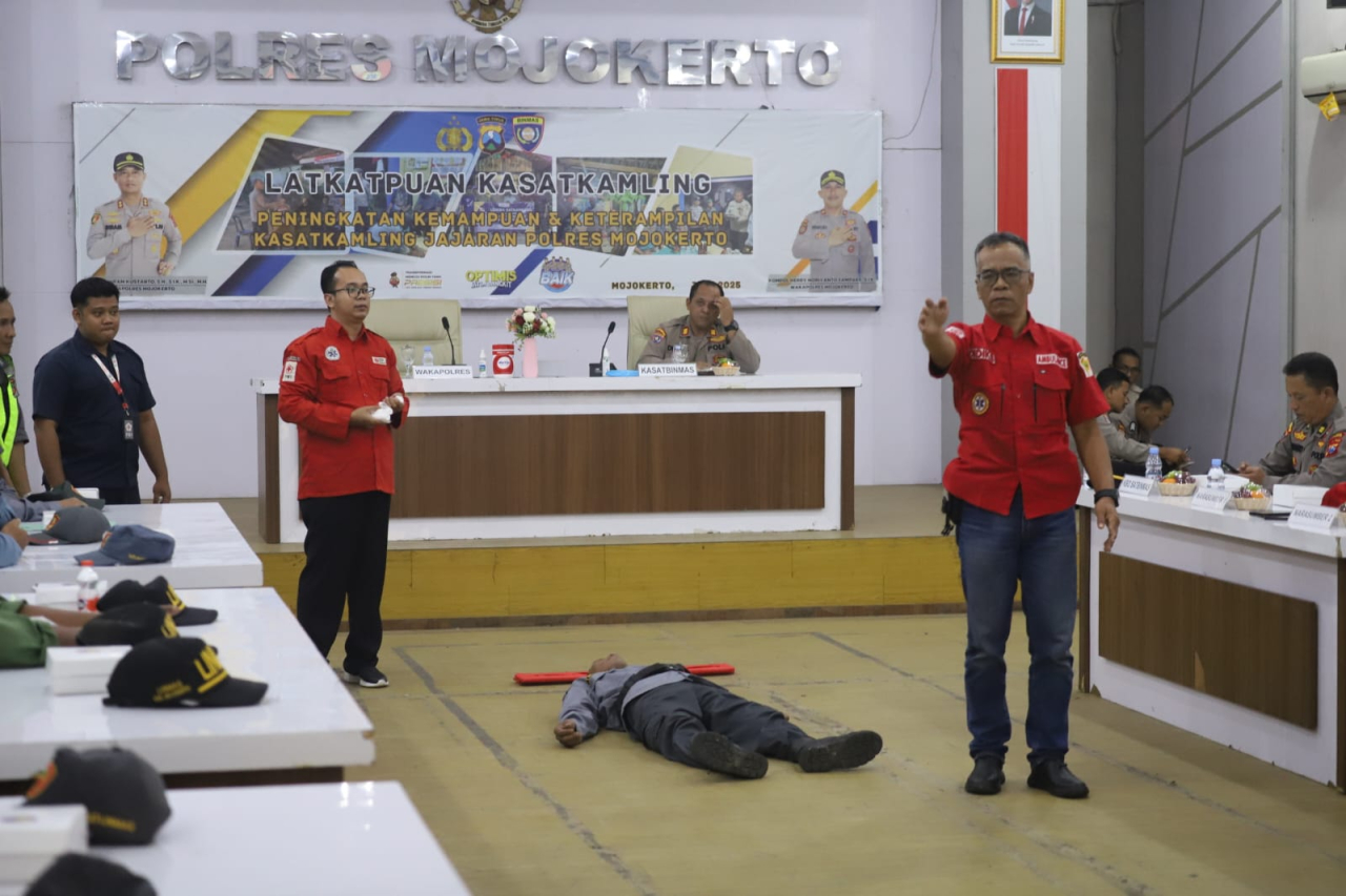 Anggota Satbinmas Polres Mojokerto saat memberikan materi P3K kepada anggota Linmas (foto : bidhumaspolresmojokerto/erick_beritaformat.com)