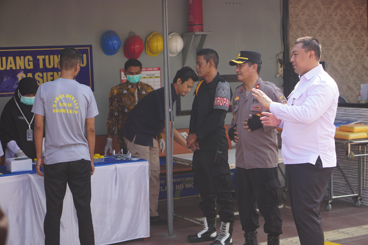 Kalapas Kelas IIB Mojokerto, Rudi Kristiawan, bersama Kapolsek Magersari saat pantau tes urine (foto : humas pas mojokerto/erick_beritaformat.com)