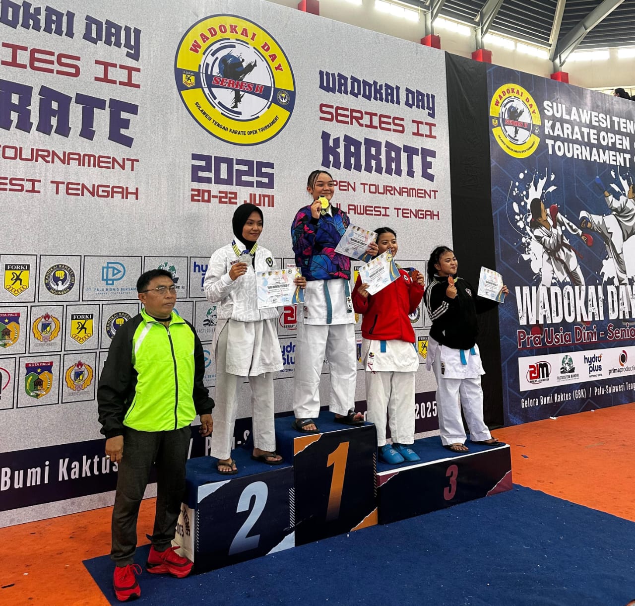 Sesil saat menjuarai Open Turnamen Karate Wadokai Day Seri 2 di GBK Palu yang digelar 20–22 Juni 2025, dalam kelas perorangan senior 61 Kg dan mendapatkan medali emas (foto : asri_beritaformat.com)
