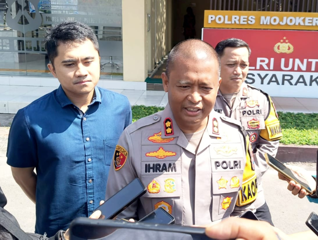 Kapolres Mojokerto, AKBP Ihram Kustarto saat memberikan keterangan pada awak media terkait perkembangan kasus kematian Alfan (foto : clara_beritaformat.com)
