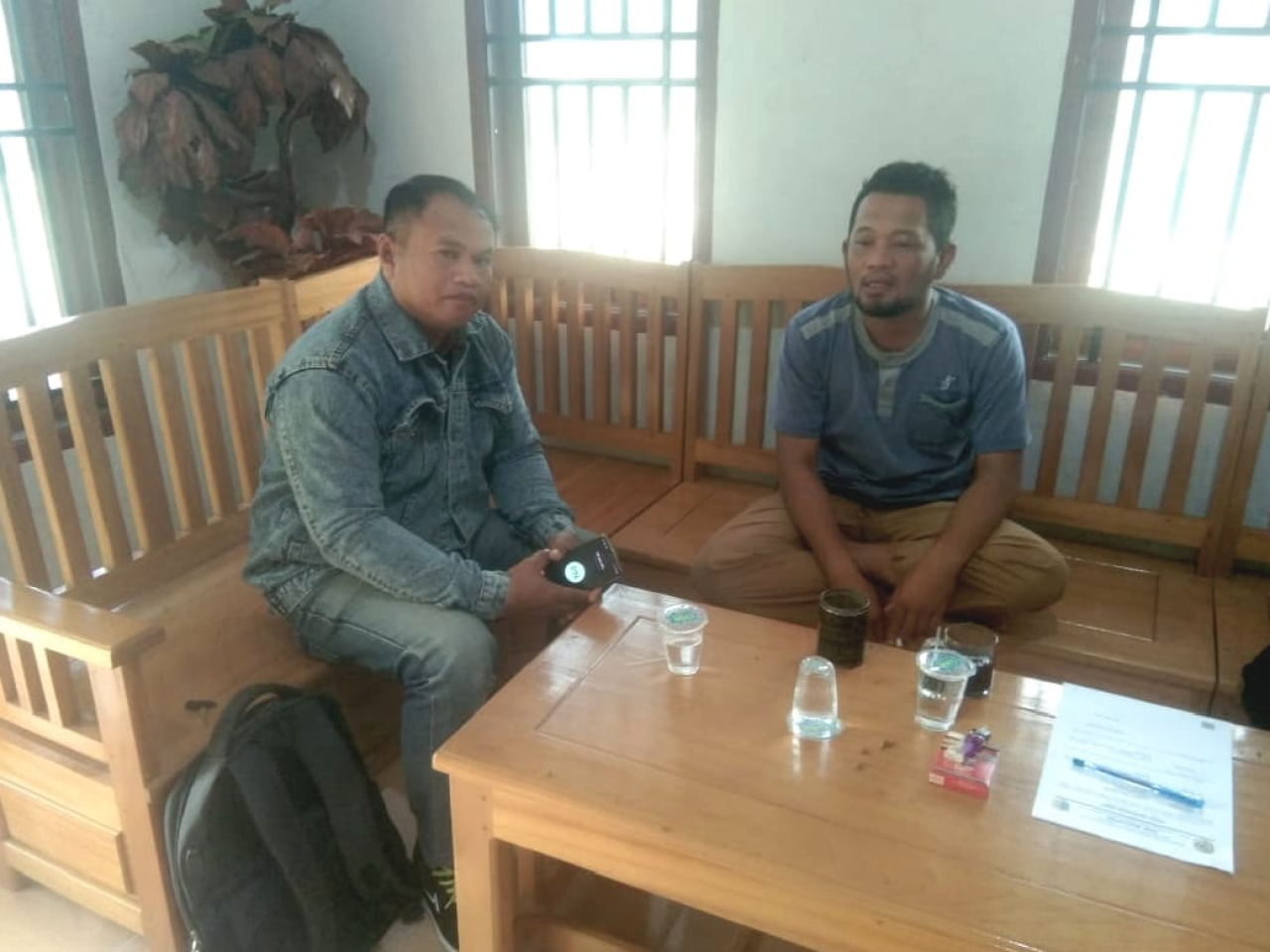Awak media saat ditemui Kepala Desa Marga Pura ( foto : asri_beritaformat.com)