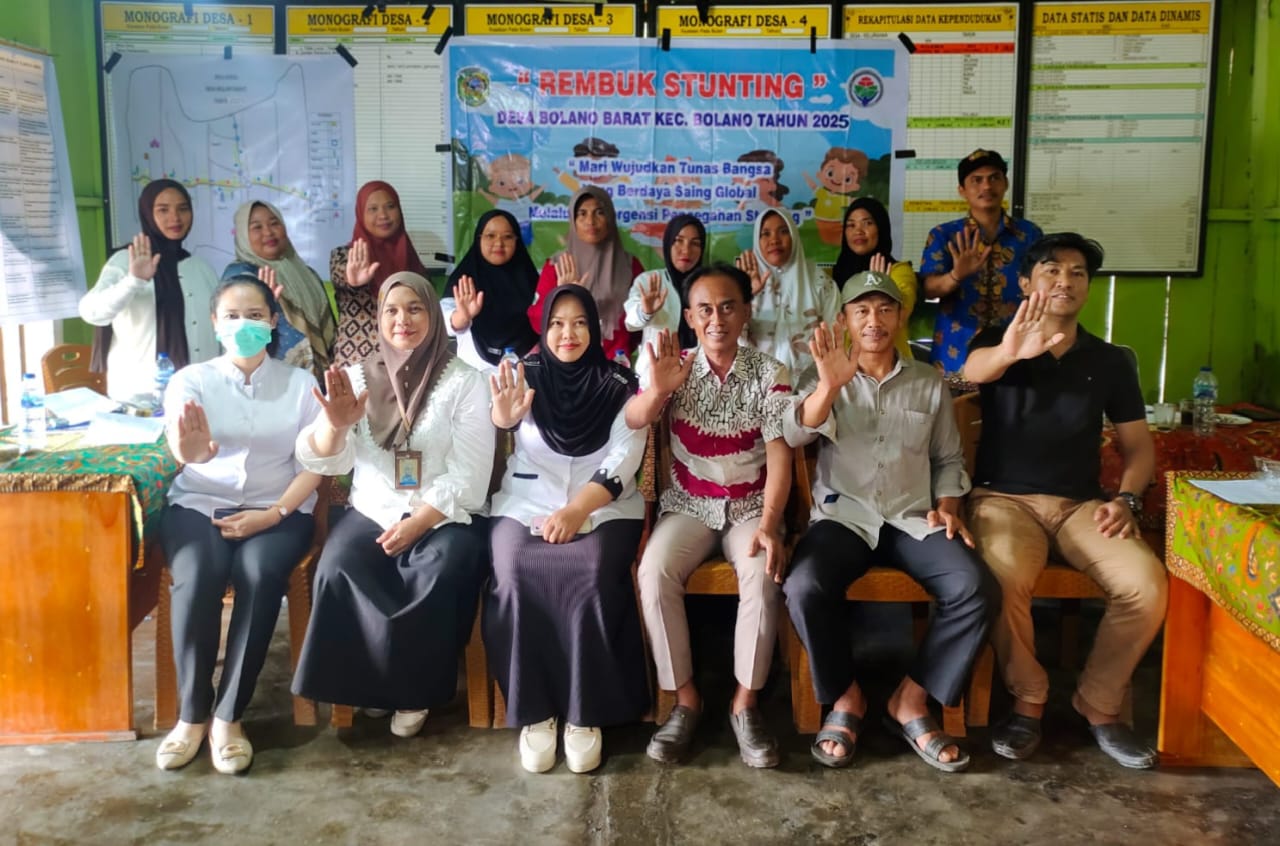 Kepala Desa Bolano Barat bersama peserta rembug stunting (foto : asri_beritaformat.com)