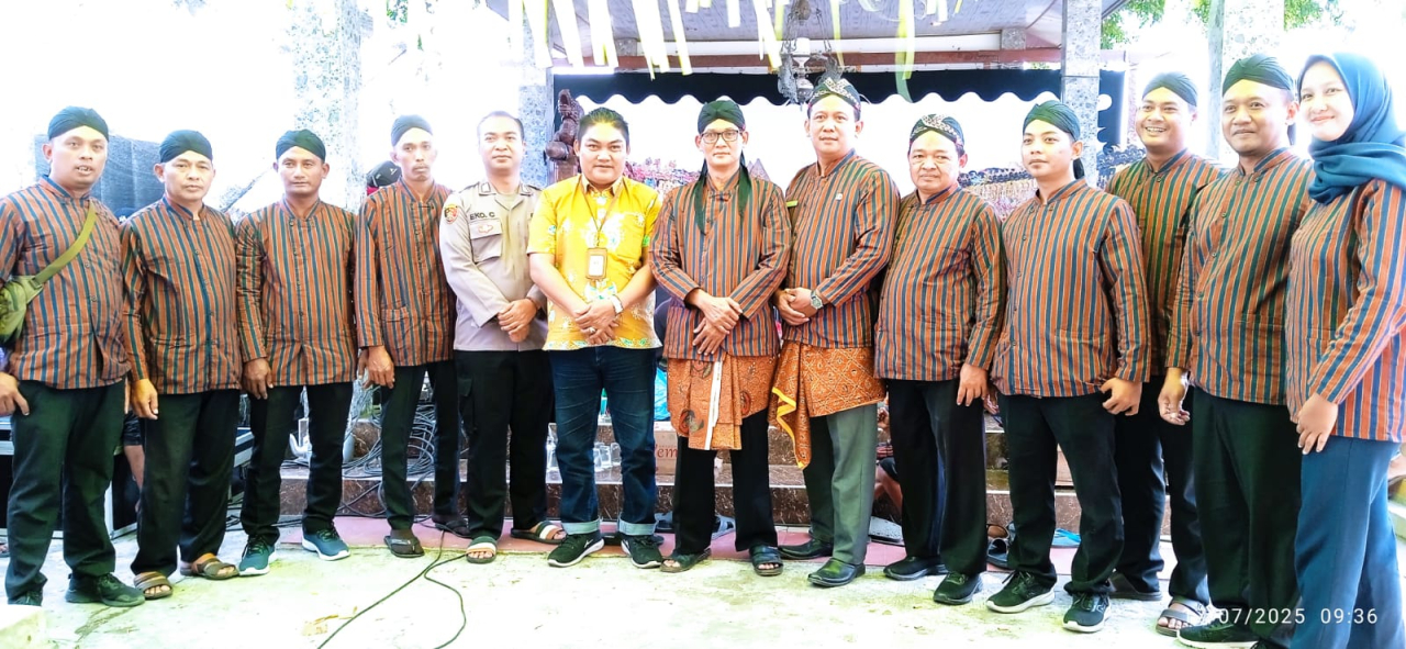 Kepala Desa Jantiganggong bersama Forkopimcam Perak dan jajaran staf (foto : sulistyowati_beritaformat.com)