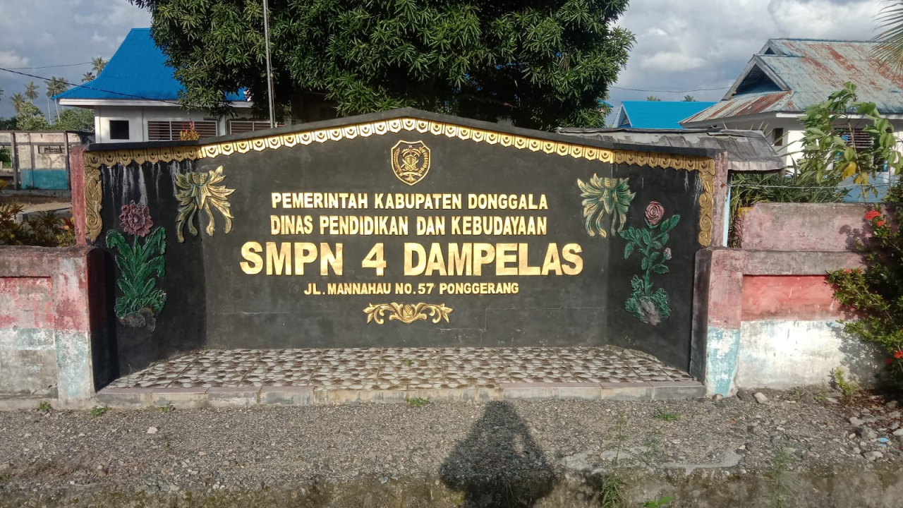 Tampak depan SMPN 4 Dampelas yang sedang disorot karena tumpukan sampahnya (foto ; agus_beritaformat.com)