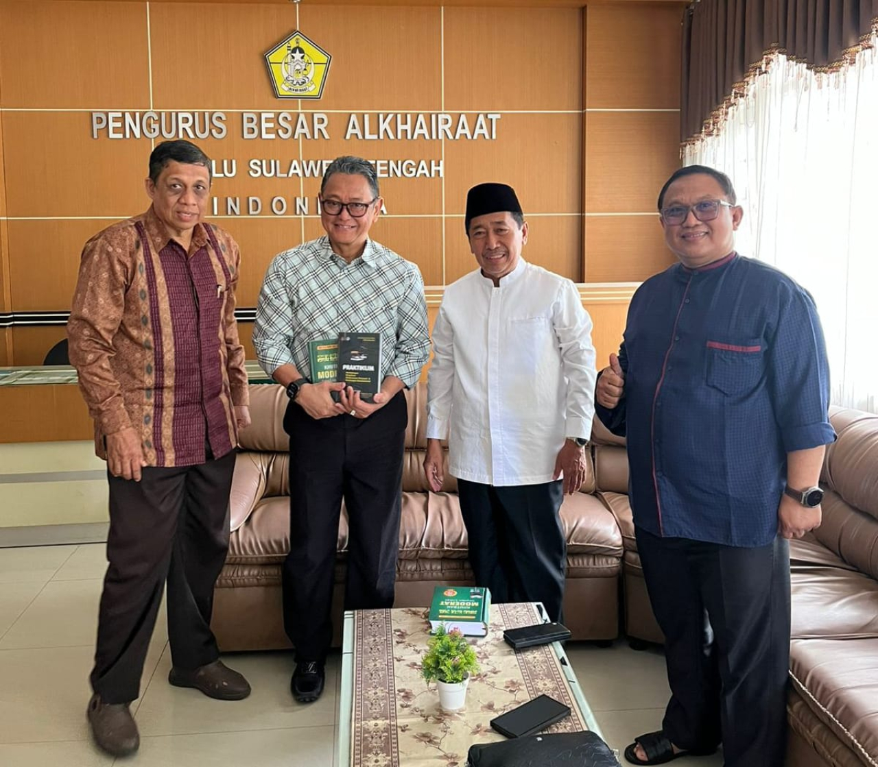 Kajati Sulteng bersama pimpinan Al Khairat dan jajaran Kejati Sulteng (foto : humaskejatisulteng/asri_beritaformat.com)