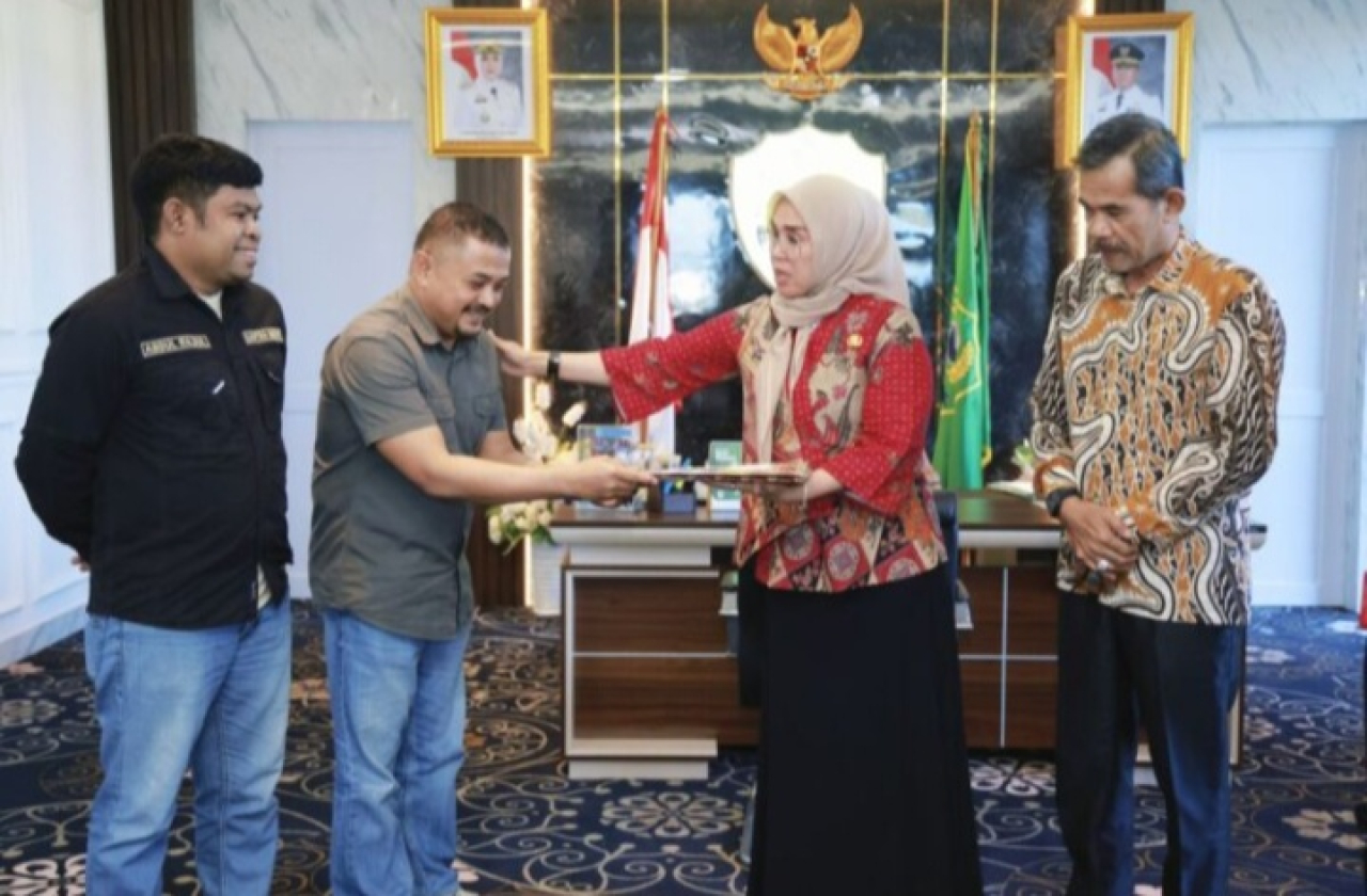 Bupati Barru saaat menerima sertifikat dari BPN untuk keperluan pembangunan sekolah rakyat (foto : anshar_beritaformat.com)