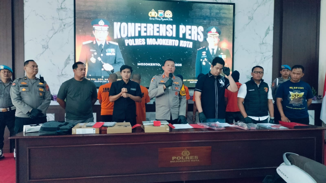 Kapolres Mojokerto Kota, AKBP Herdiawan Arifianto saat rilis penangkapan pelaku curanmor (foto : clara_beritaformat.com)