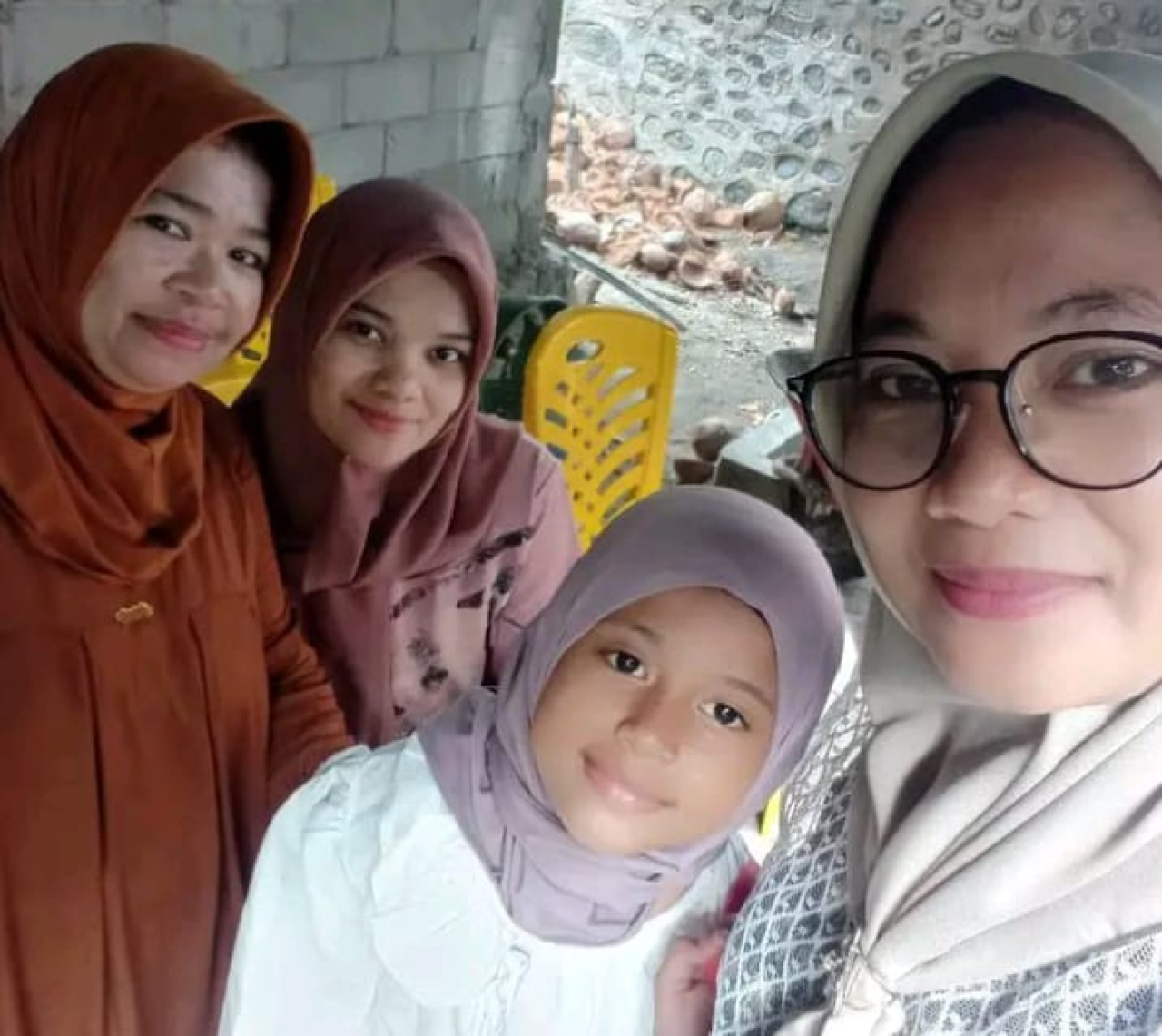 Sejumlah emak-emak warga Kecamatan Dolo Barat yang ditemui awak media dan berkeluh kesah tentang naiknya harga beras (foto : anjas_beritaformat.com)