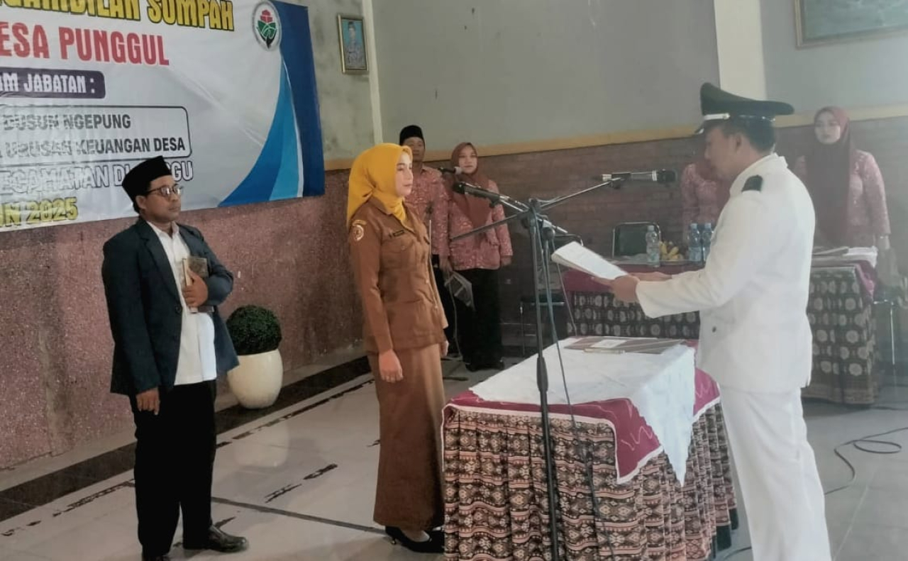 Sutiyanah saat dilantik oleh Kepala Desa Punggul (foto : clara_beritaformat.com)