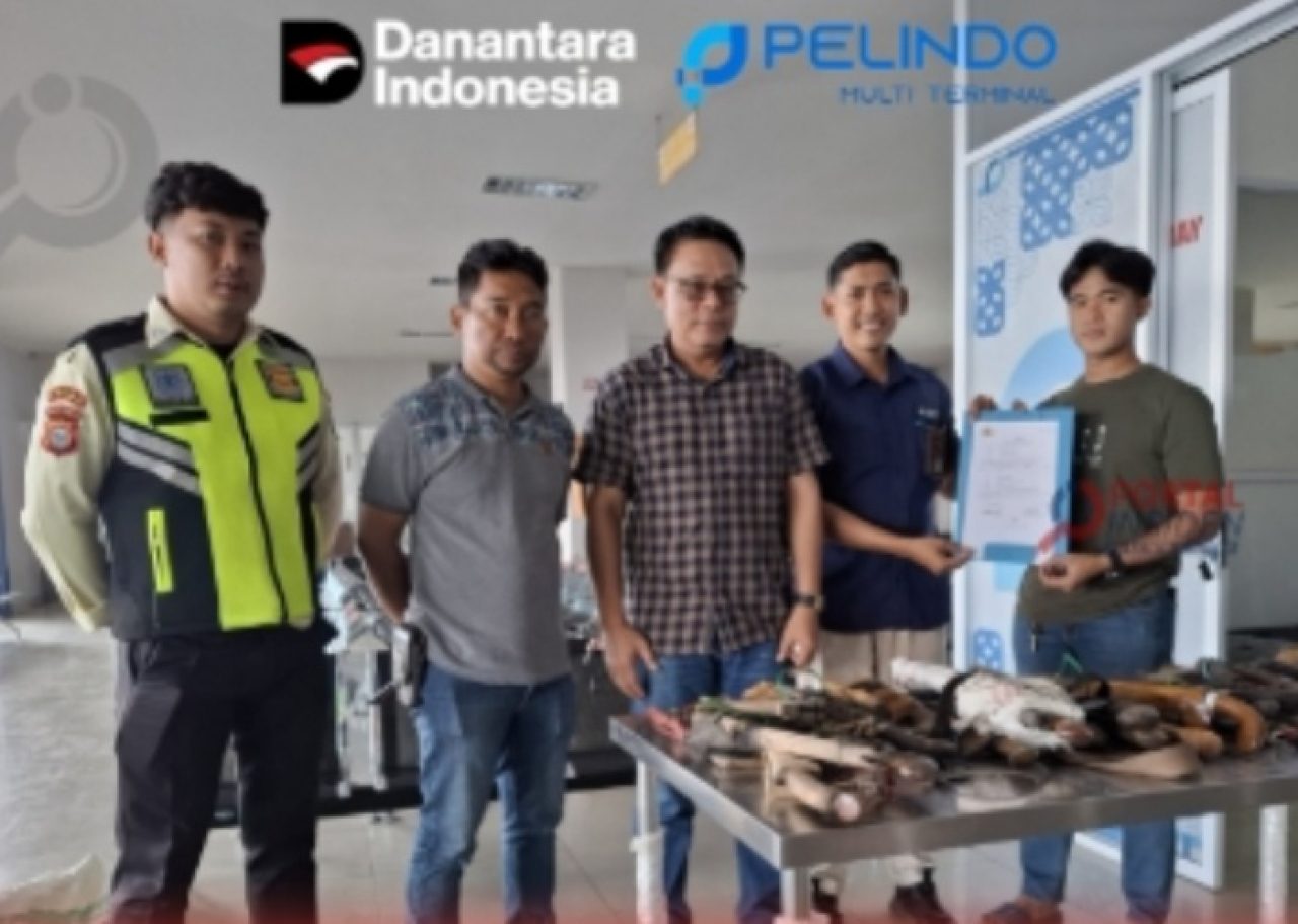 Pengawas X-ray, A. Muh. Muaz Reza Rezky, kepada BA Unit Reskrim Polsek Kawasan Pelabuhan Nusantara (KPN) Briptu Rimba Rahmat (foto : ashar_beritafornat.com)