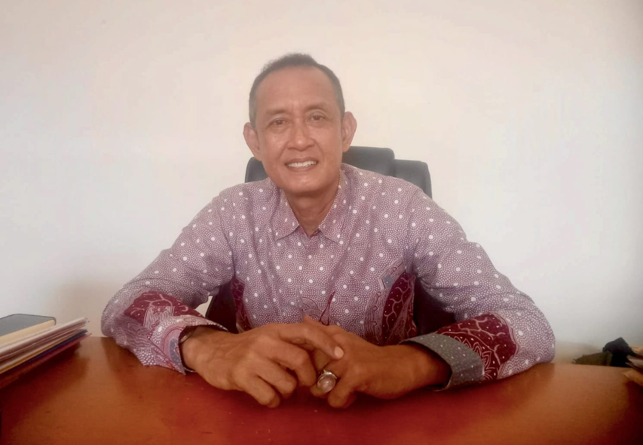 Ka disdikbud Sigi, Anwar, saat ditemui awak media diruang kerjanya (foto : agus_beritafornat.com)