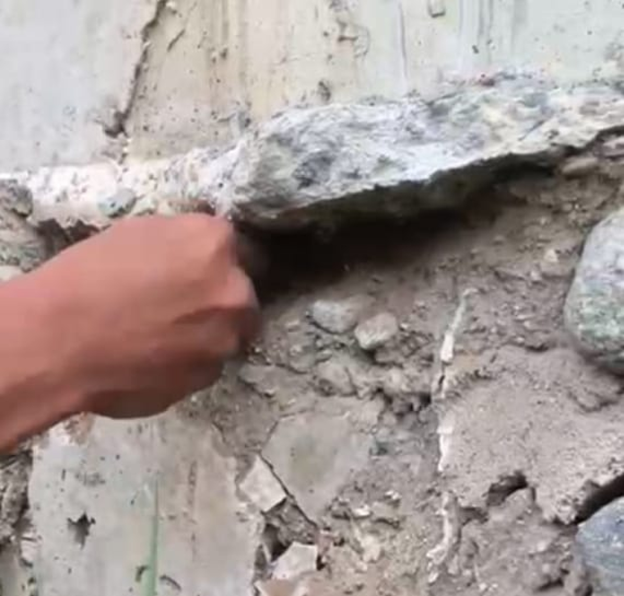 Kualitas cor yang ditemukan awak media dilokasi pembangunan Puskesmas Talise (foto : anjas_beritaformat.com)