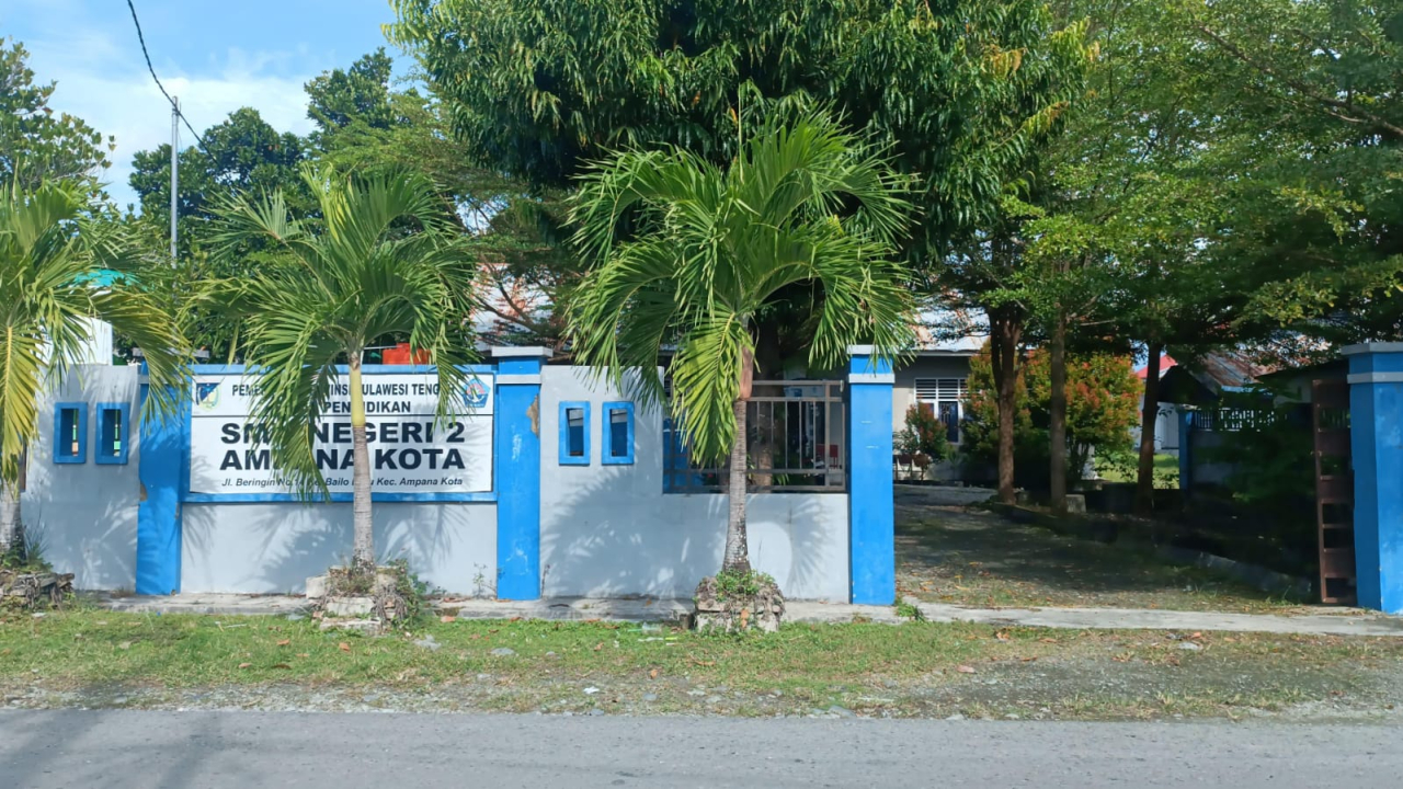 Tampak depan SMKN 2 Ampana Kota yang sepi murid (foto : agus_beritaformat.com)