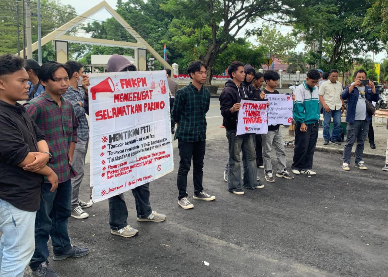 Puluhan mahasiswa melakukan aksi ujung rasa menuntut penutupan PETI didepan Kantor Gubernur Sulteng (foto : anjas_beritaformat.com)