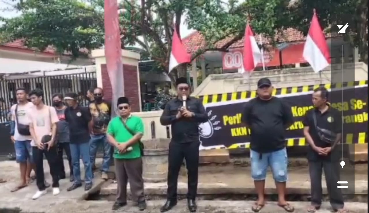 Massa aksi saat melakukan orasi didepan Kantor Kecamatan Mojo menuntut agar Kepala Desa diperiksa atas dugaan praktek KKN (foto : krisna_beritaformat.com)