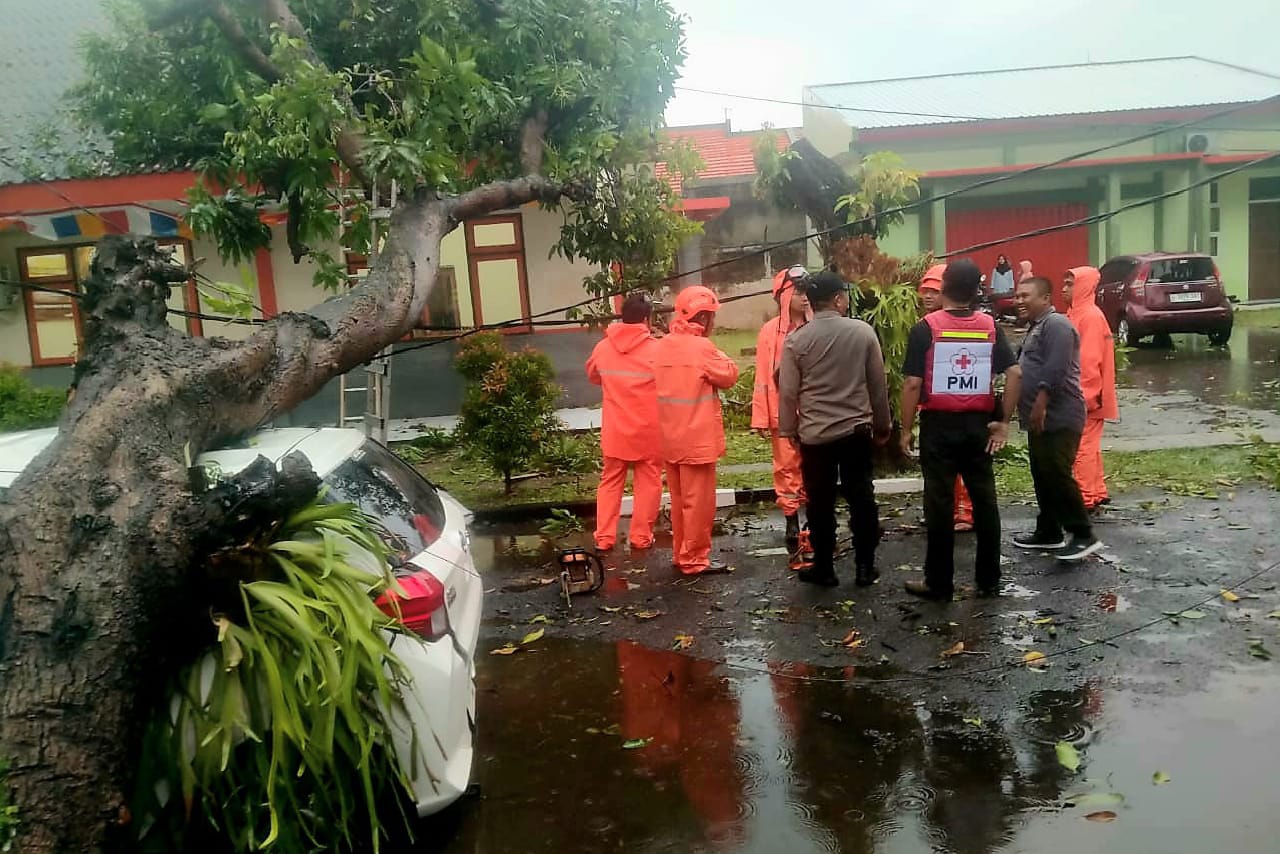 Kondisi mobil mini van dan atap yang tertimpa pohon di lokasi BLK Jabon Mojokerto (foto : hartono_beritaformat.com)
