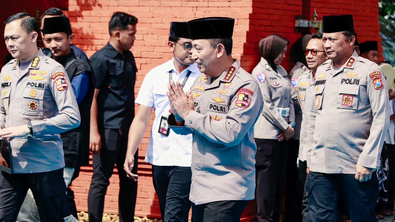 Kapolri Jenderal Polisi Drs. Listyo Sigit Prabowo saat memasuki pelataran PP Majma’al Bahroin Hubbul Wathon Minal Iman Shiddiqiyyah di Ploso, Jombang (foto : sulistyowati_beritaformat.com)
