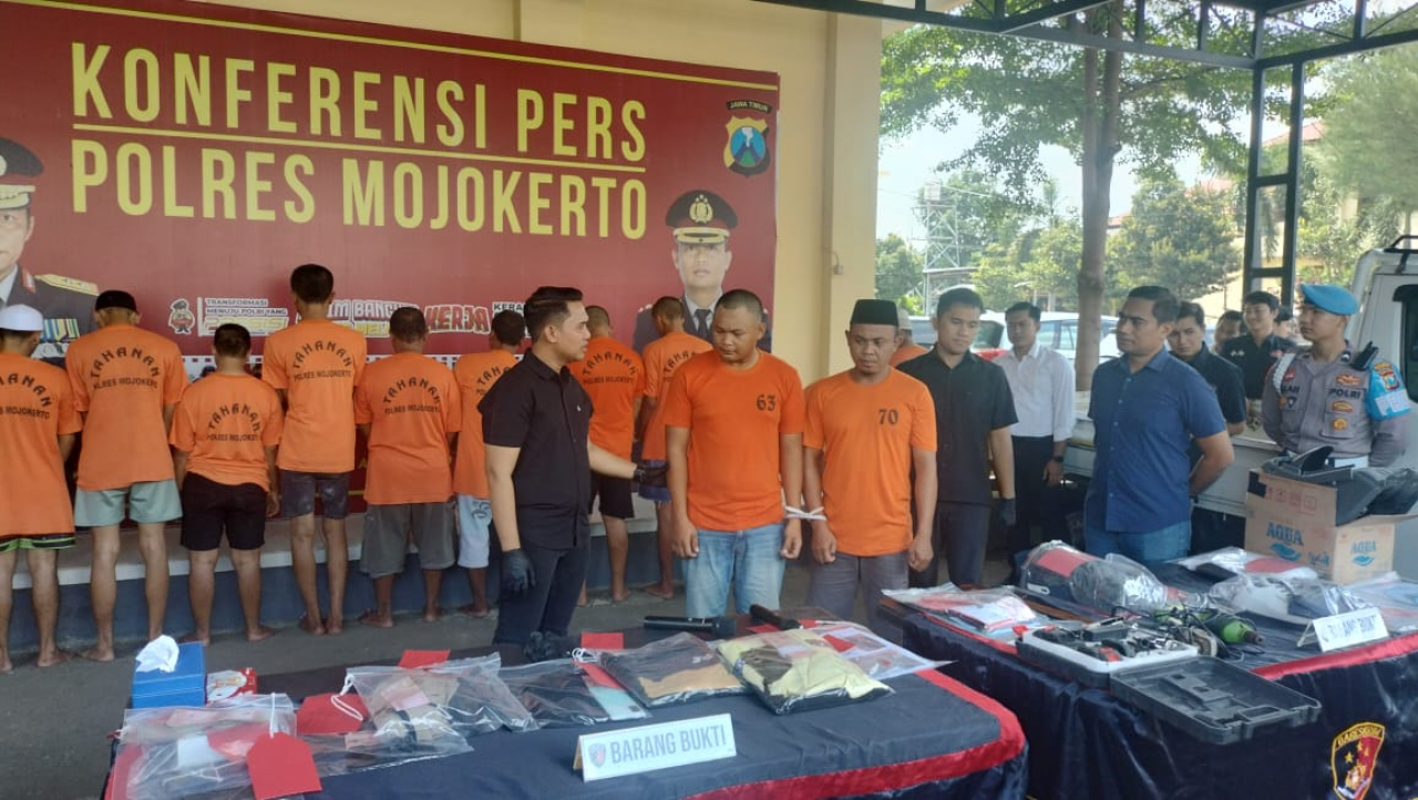 Dua tersangka jambret yang berhasil diringkus unit jatanras Polres Mojokerto (foto : clara_beritaformat.com)