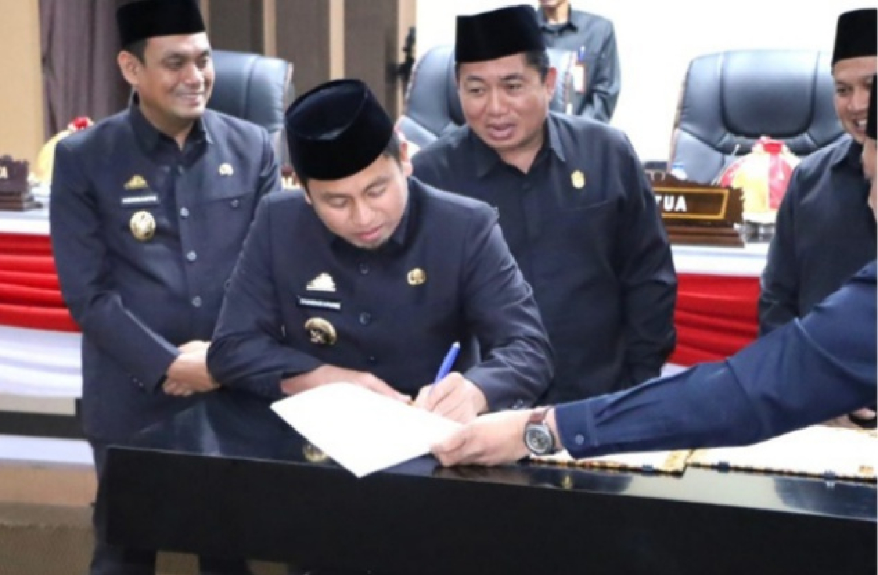 Walikota Parepare saat menandatangani Ranperda usai rapat paripurna bersama anggota DPRD Kota Parepare (foto : anshar_beritaformat.com)