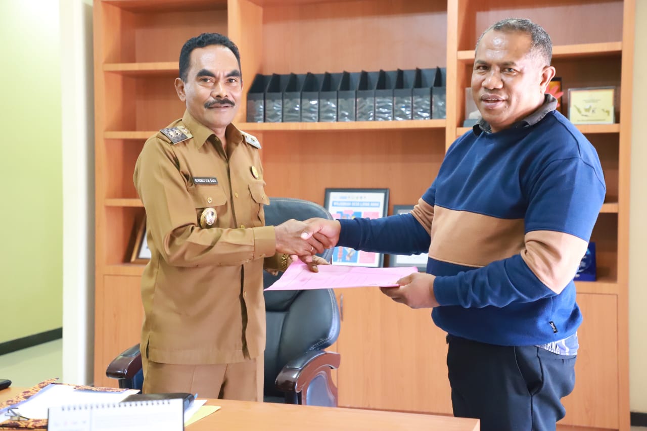 Perwakilan Forum Eks THL menyerahkan dokumen data ke Bupati Nagekeo untuk dibawah ke Menteri PAN-RB (foto : yasin_beritaformat.com)