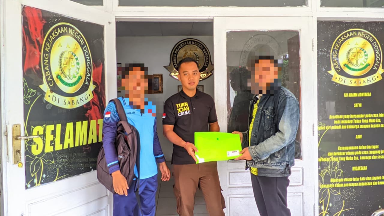 Sejumlah guru memberikan berkas laporan temuan dugaan penyimpangan BOS SMPN 4 Dampelas ke Kejaksaan Cabang Donggala (foto : asri_beritaformat.com)
