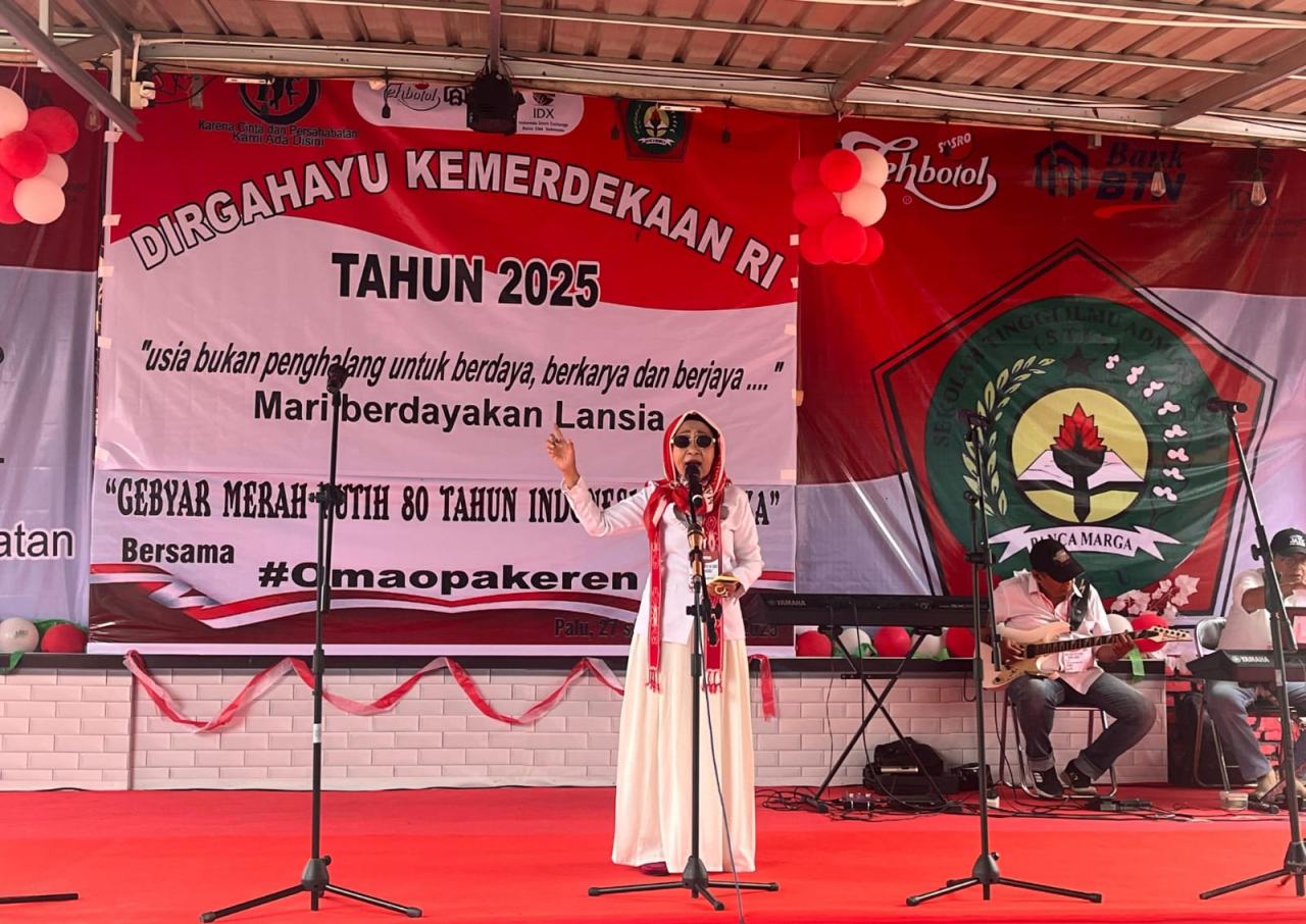 Salah satu lansia menampilkan performa menyanyi untuk memeriahkan HUT Kemerdekaan RI ke 80 yang digelar di Kampus STIA Panca Marga (foto : agus_beritaformat.com)
