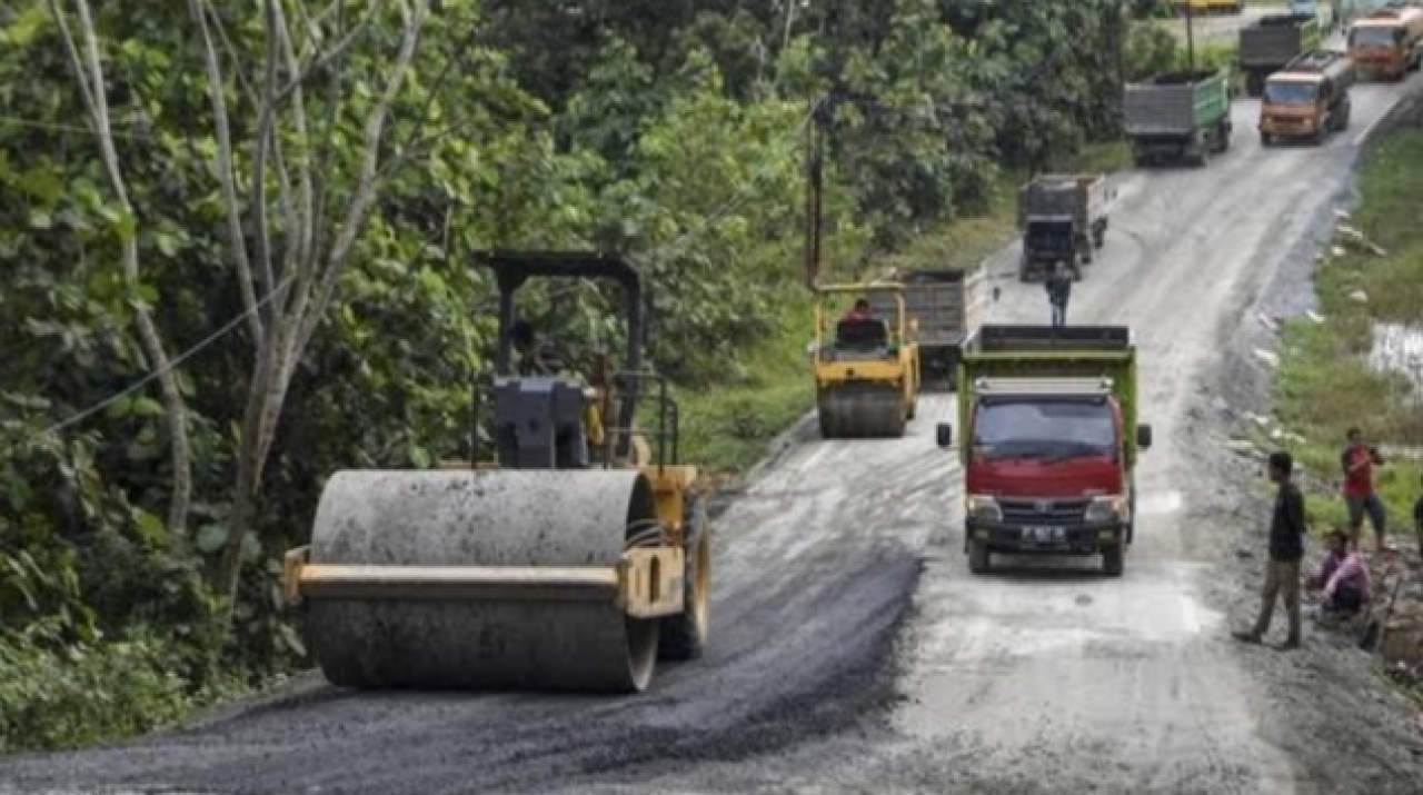 Progres pembangunan jalan dalam pengerjaan oleh Dinas Binas Marga dan Bina Kontruksi Sulawesi Selatan (foto : Anshar_beritaformat.com)