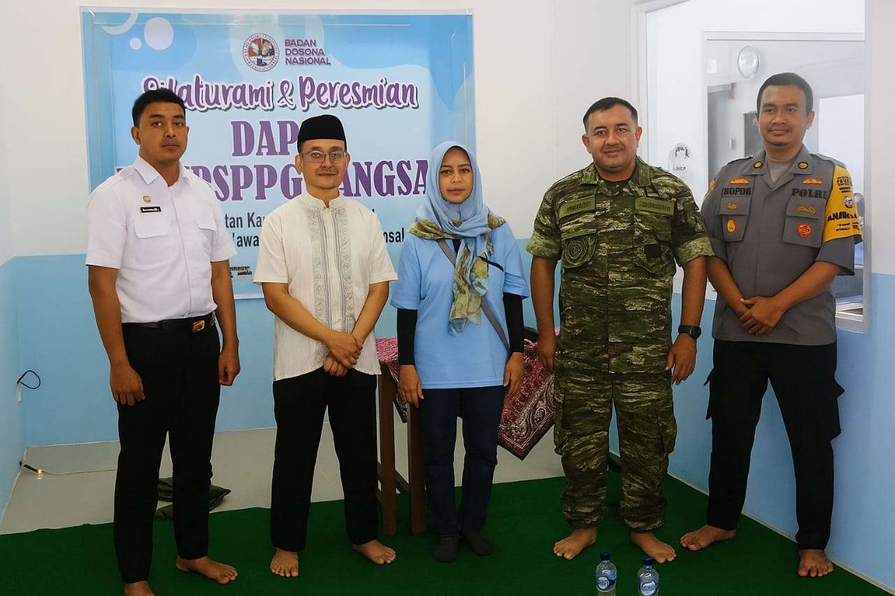 Dari kanan ke kiri, Kapolsek Bangsal, Danramil Bangsal, Pengurus SPPG dan anggota BGN (foto : harto/hartono_beritaformat.com)