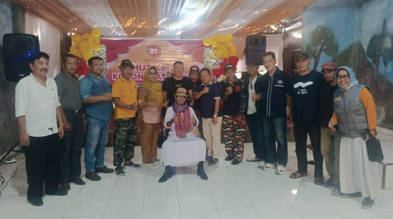 Pimpinan Umum media KosongSatu bersama jajaran redaksi dan rekan jurnalis usai kegiatan HUT ke-25 tahun (foto : anshar_beritaformat)