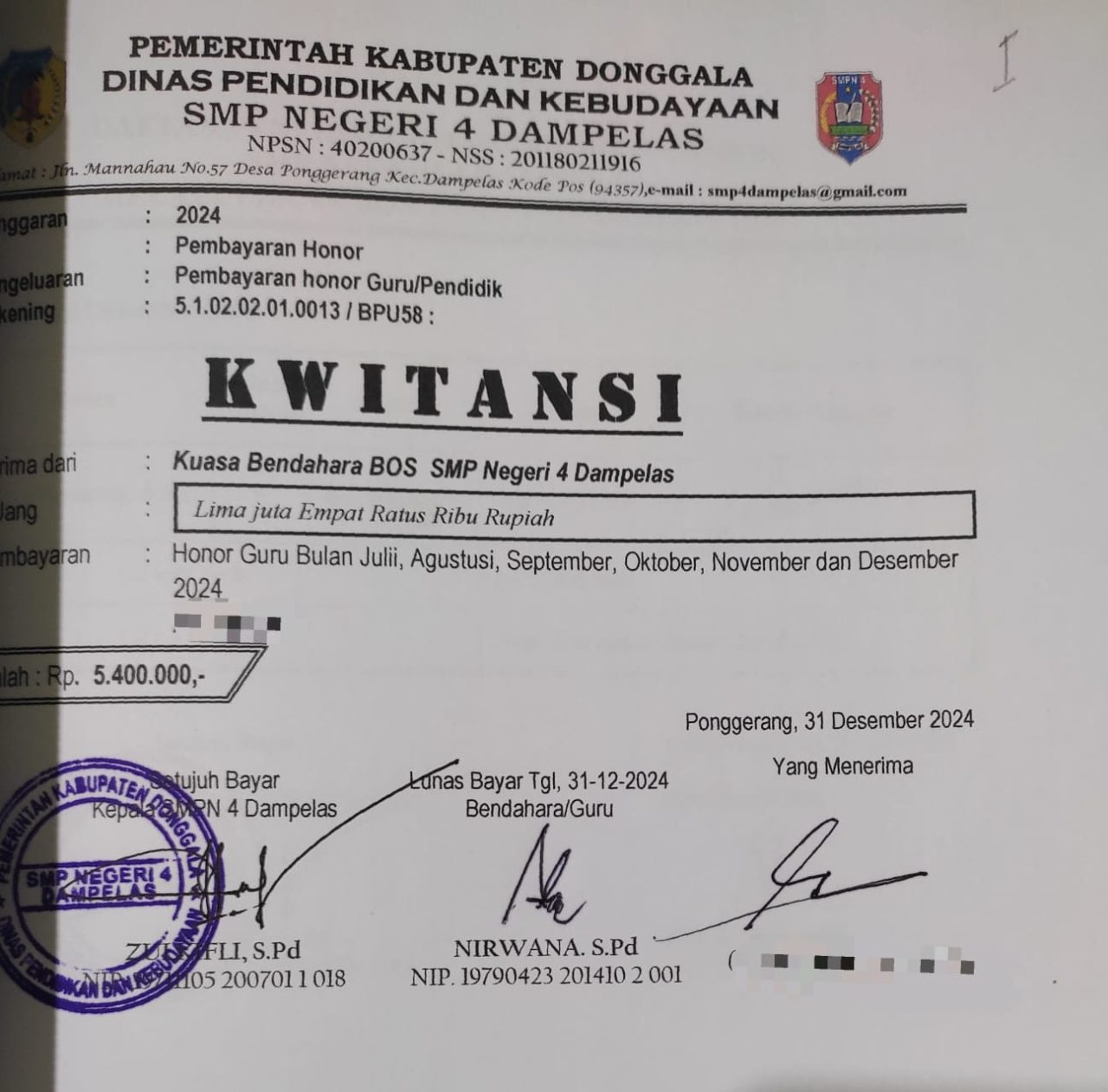 Bukti kwitansi dugaan pemalsuan tanda tangan dan ketidak sesuaian nominal honorer yang oleh operator dan guru honorer SMPN 4 Dampelas (foto : agus/asri_beritaformat.com)