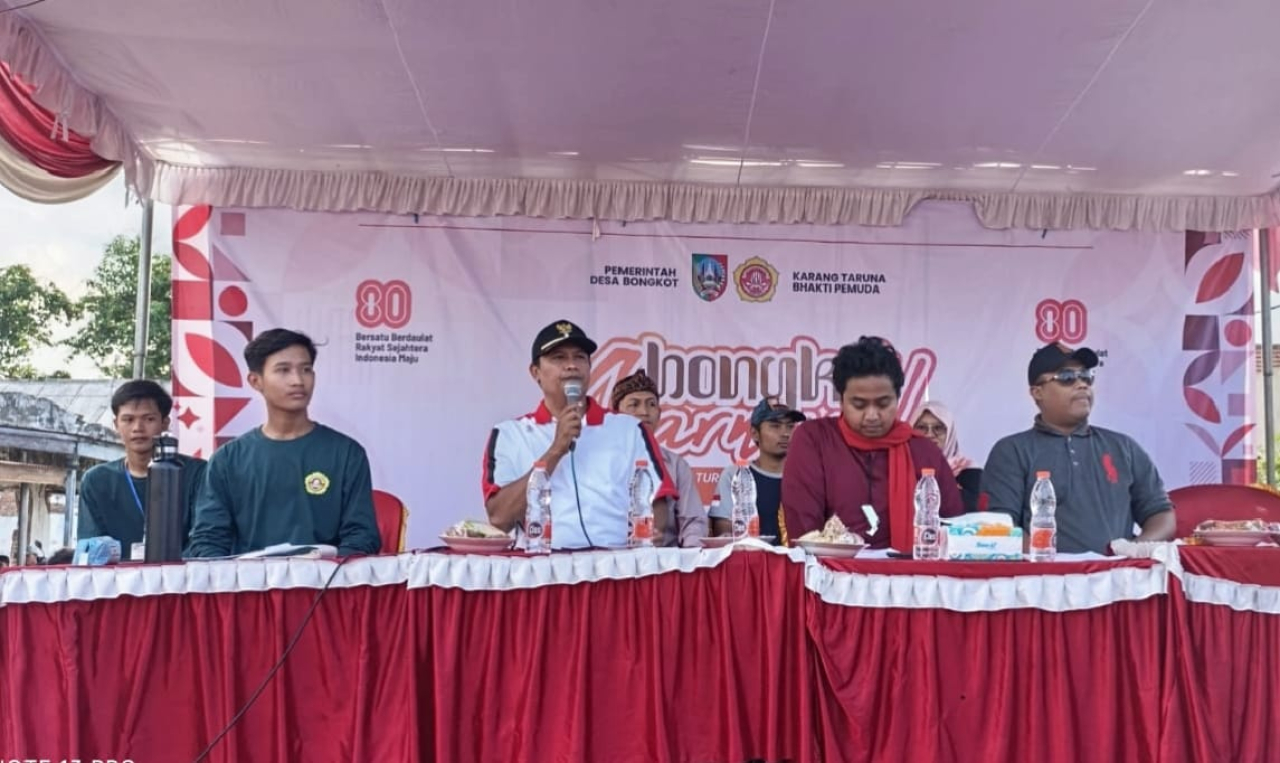 Kepala Desa Bongkot, Moh. Yahya, memberikan sambutan pembuka carnival Desa Bongkot dalam rangka memperingati HUT RI ke-80 (foto : sulistyowati_beeitaformat.com)
