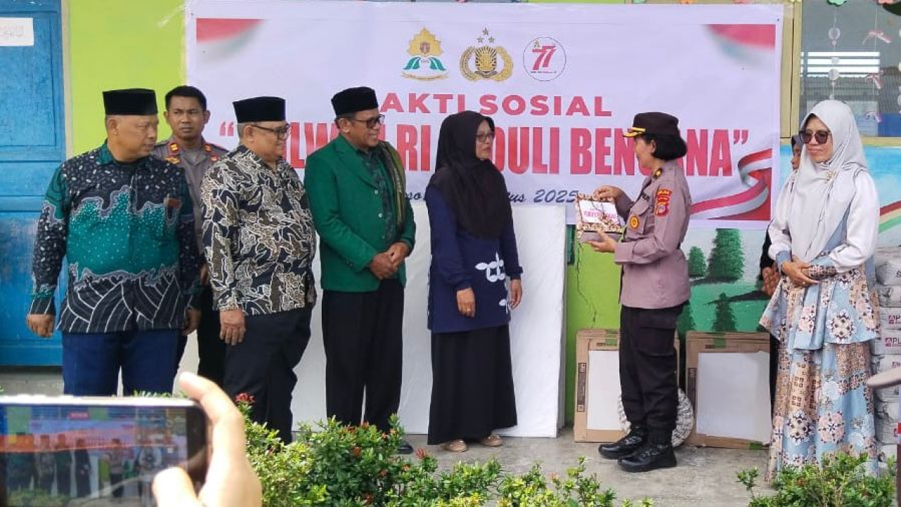 Pakor Polwan Polda Sulteng Kompol I Gusti Ayu Putu Sukmawati menyerahkan bantuan kepada pengurus MI Al khairat pada acara "Polwan Peduli Bencana Alam" (foto : asri_beritaformat.com)