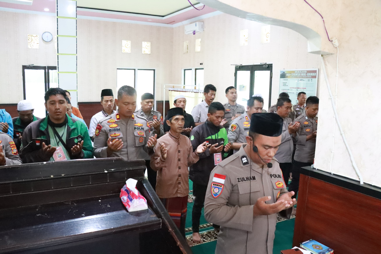 Kapolres Parigimoutong, AKBP Hendrawan pimpin sholat gaib untuk keselamatan bangsa dan mendoakan mendiang Affan driver ojol yang meninggal pada saat demo di Jakarta (foto : asri_beritaformat.com)