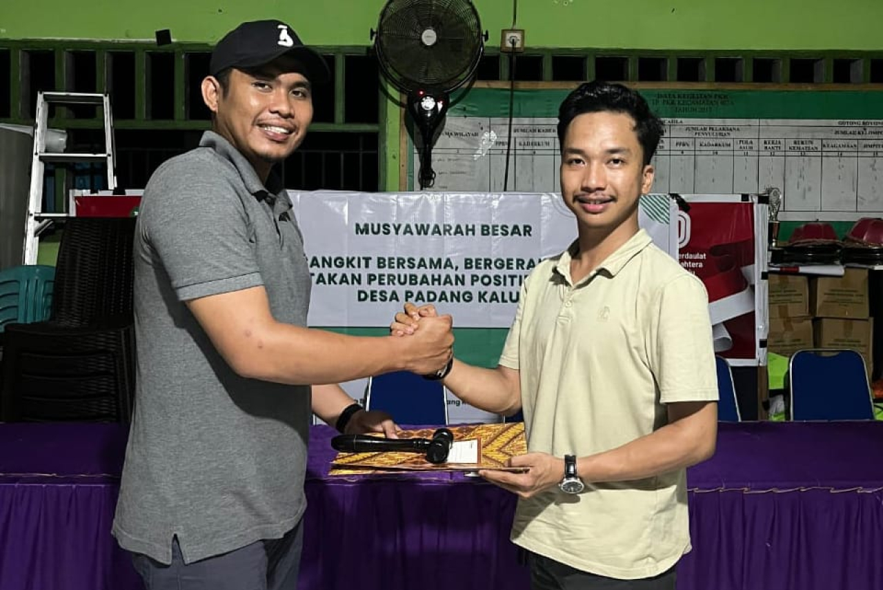 Fadel Anugrah saat menerima mandat dari Koordinator Steering, Ayito Qayyum Arfail, S.H. (foto : Aswin_beritaformat.com)