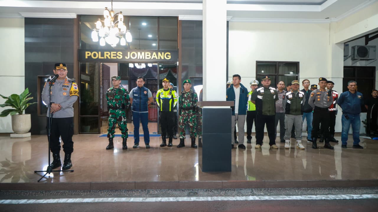 Kapolres Jombang, AKBP Ardi Kurniawan, S.H., S.I.K., CPHR, saat memimpin apel siaga di depan Mapolres Jombang untuk antisipasi kegiatan yang mengganggu keamanank