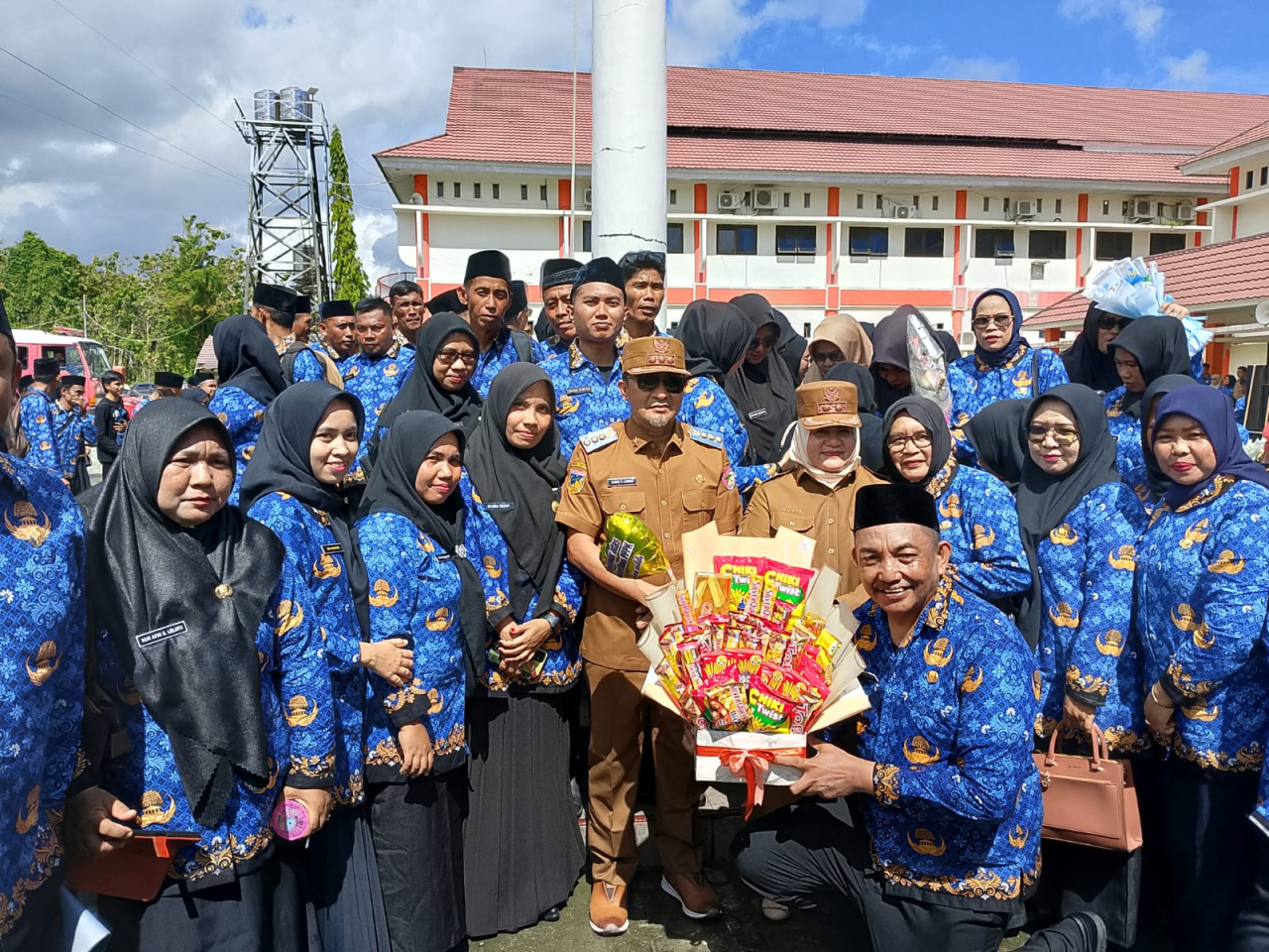 Sumringah : sejumlah PPPK yang baru mendapatkan SK pengangkatan dari Bupati bahagia dan berfoto bersama Bupati dan Wakil Bupati Tojo Una-Una (foto : ashari_beritaformat.com)