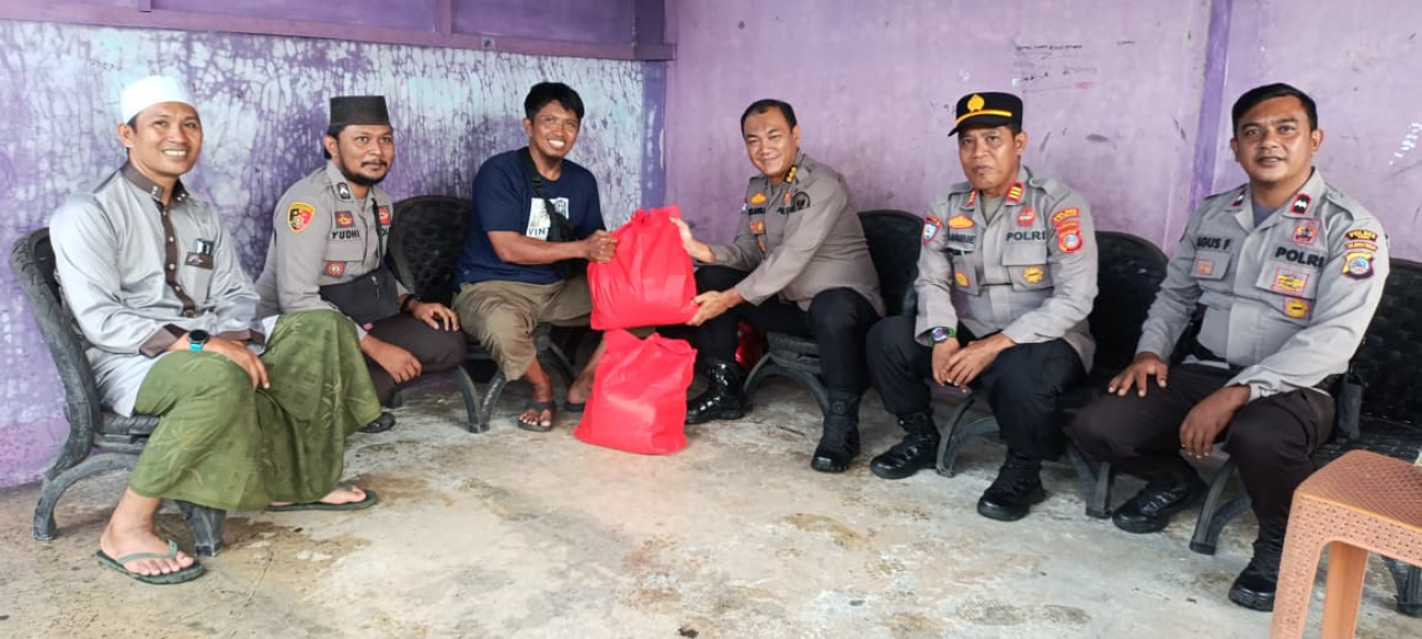 Kepala Operasi Madago Raya, Kombes Pol Heni Agus Sunandar, S.I.K., M.H., ajak anggota silaturahmi ke mantan Napiter di Kelurahan Muara Toba (foto : asri_berotaformat.com)