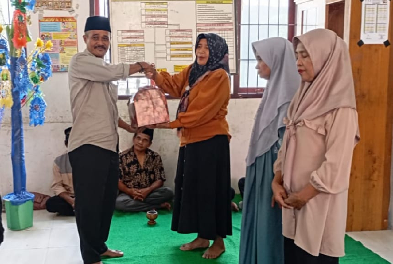 Kepala SD Inpres Rampadende, Iksan, S.Pd.,berikan taliasih kepada guru yang purna tugas (foto : anjas_beritafornat.com)
