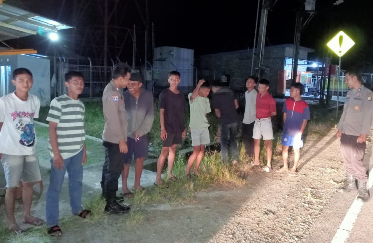 Personel Polsubsektor Tinombo Selatan melaksanakan Blue Light Patrol (foto : asri_beritaformat.com)
