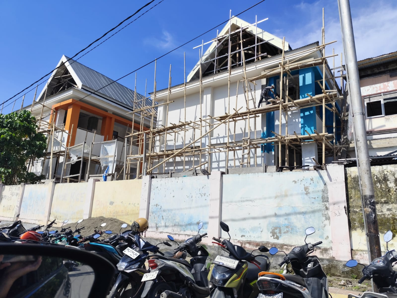 On progres pembangunan gedung SMKN 1 Luwuk, Kabupaten Banggai (foto : agus_beritaformat.com)