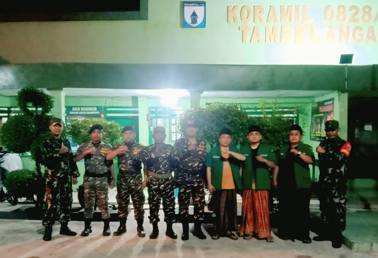 Kodim 0828/Sampang bersama Barisan Ansor Serbaguna (Banser) menggelar patroli pengamanan mandiri pada malam hari (foto : hartono_beritaformat.com)